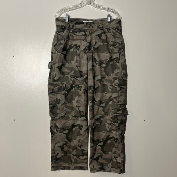 Abercrombie & Fitch Gray Camo Utilty Cargo Multi Pocket Pants Womans Size 31 - Picture 1 of 7